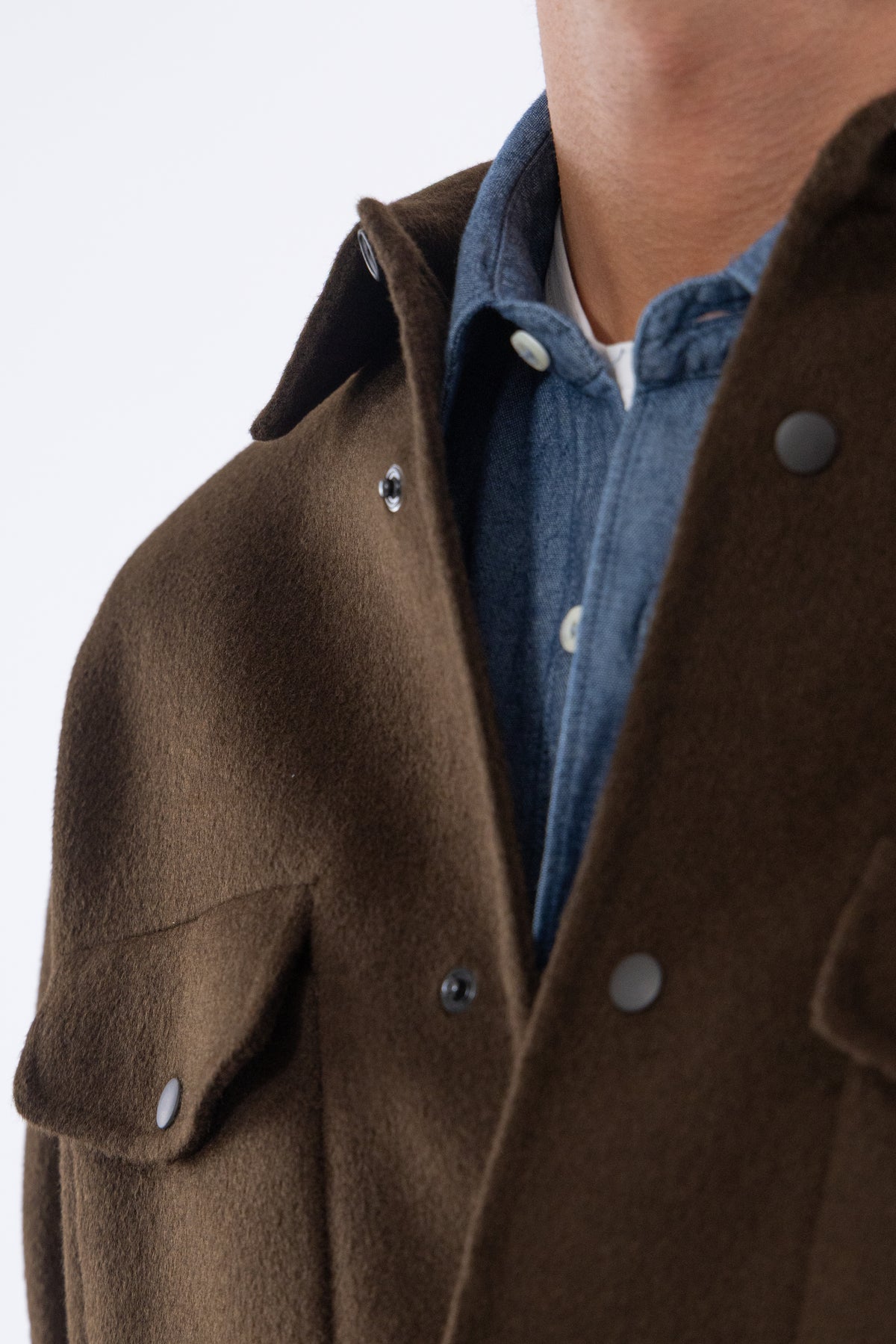 Camicia 13, Brun